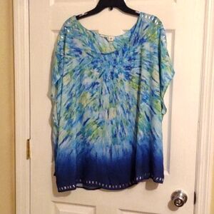 26/28W multicolor blouse with detailing around neckline and hem